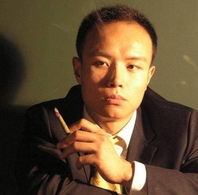 结果乐嘉真的输了,在对方的要求下,他将自己的头发剃成了光头.