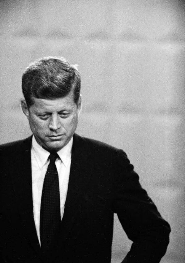 同是肯尼迪情人,赫本和梦露结局不同,一个全身而退一个被玩到死