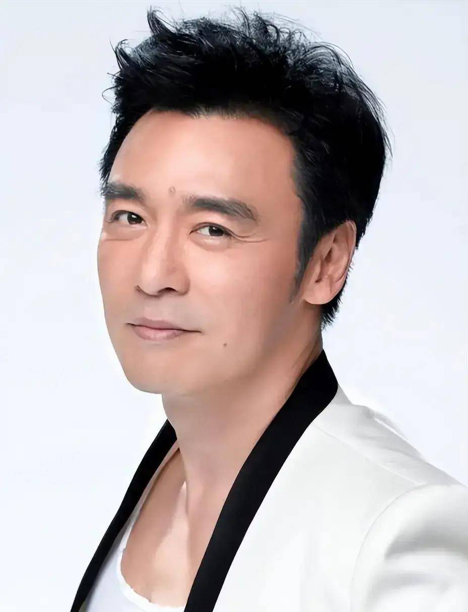 梁家辉曾因一句我是中国人,被封杀沦落到街头摆摊,如今苦尽甘来_香港