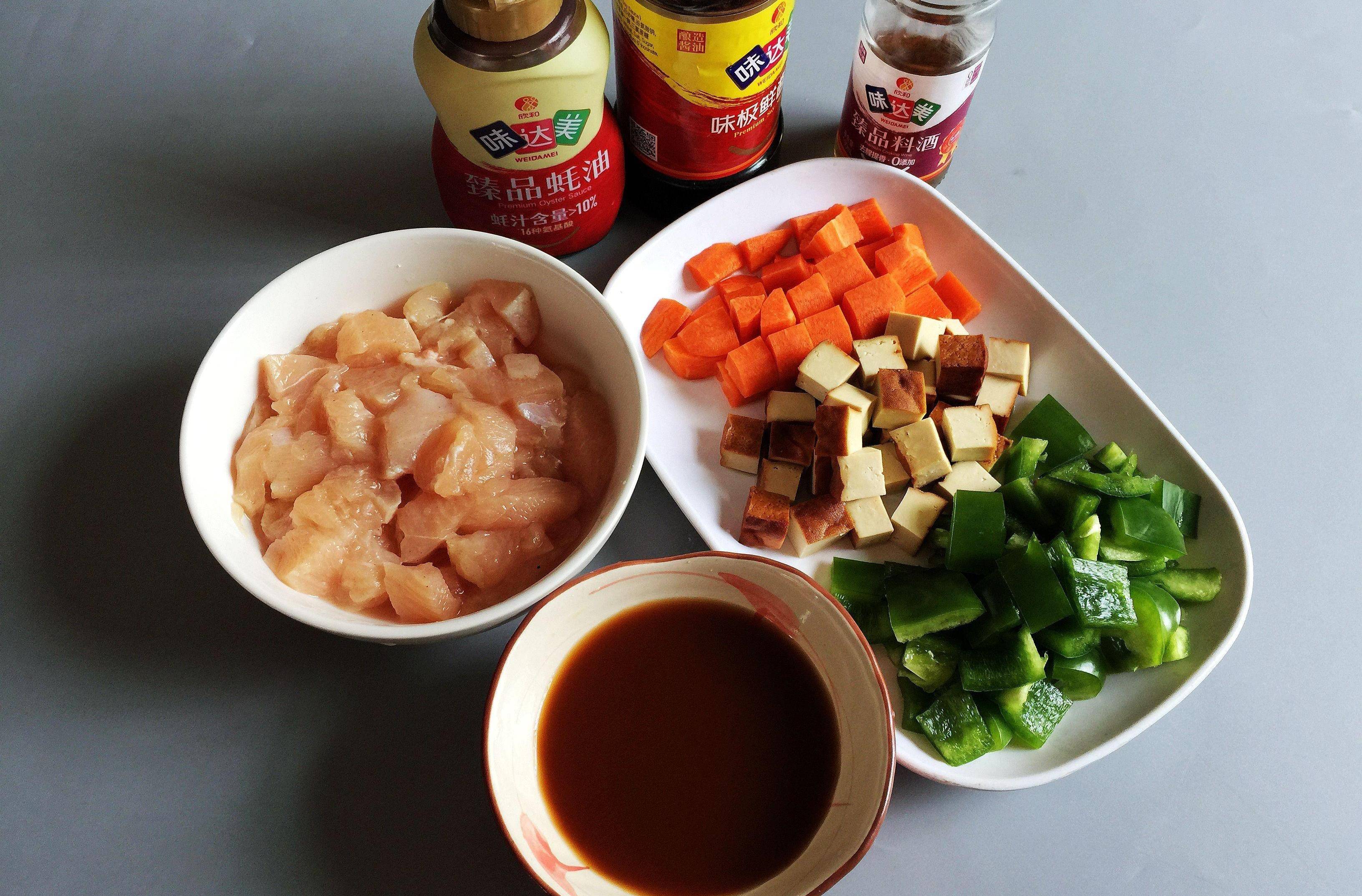 4样食材搭配炒一炒,做法简单味道好,孩子连吃两大碗饭才肯罢手_柿子椒