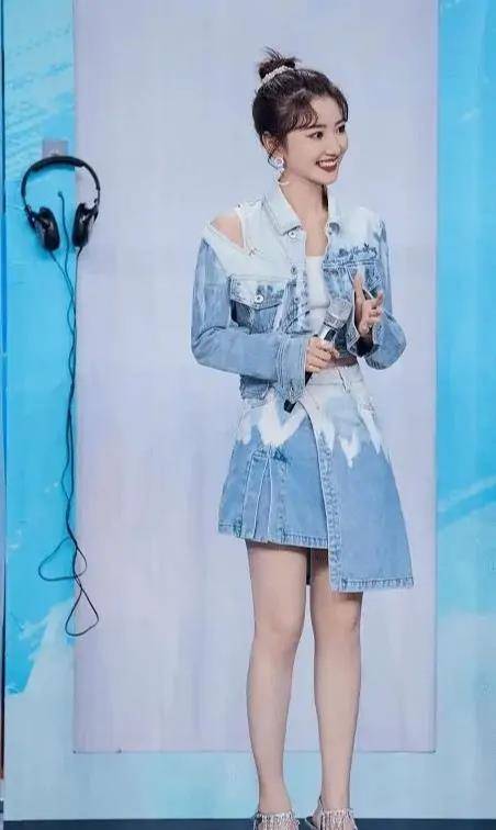 毛晓彤上《快乐大本营》,虽打扮比不上人家,却靠演技获好评_嘉宾_态度