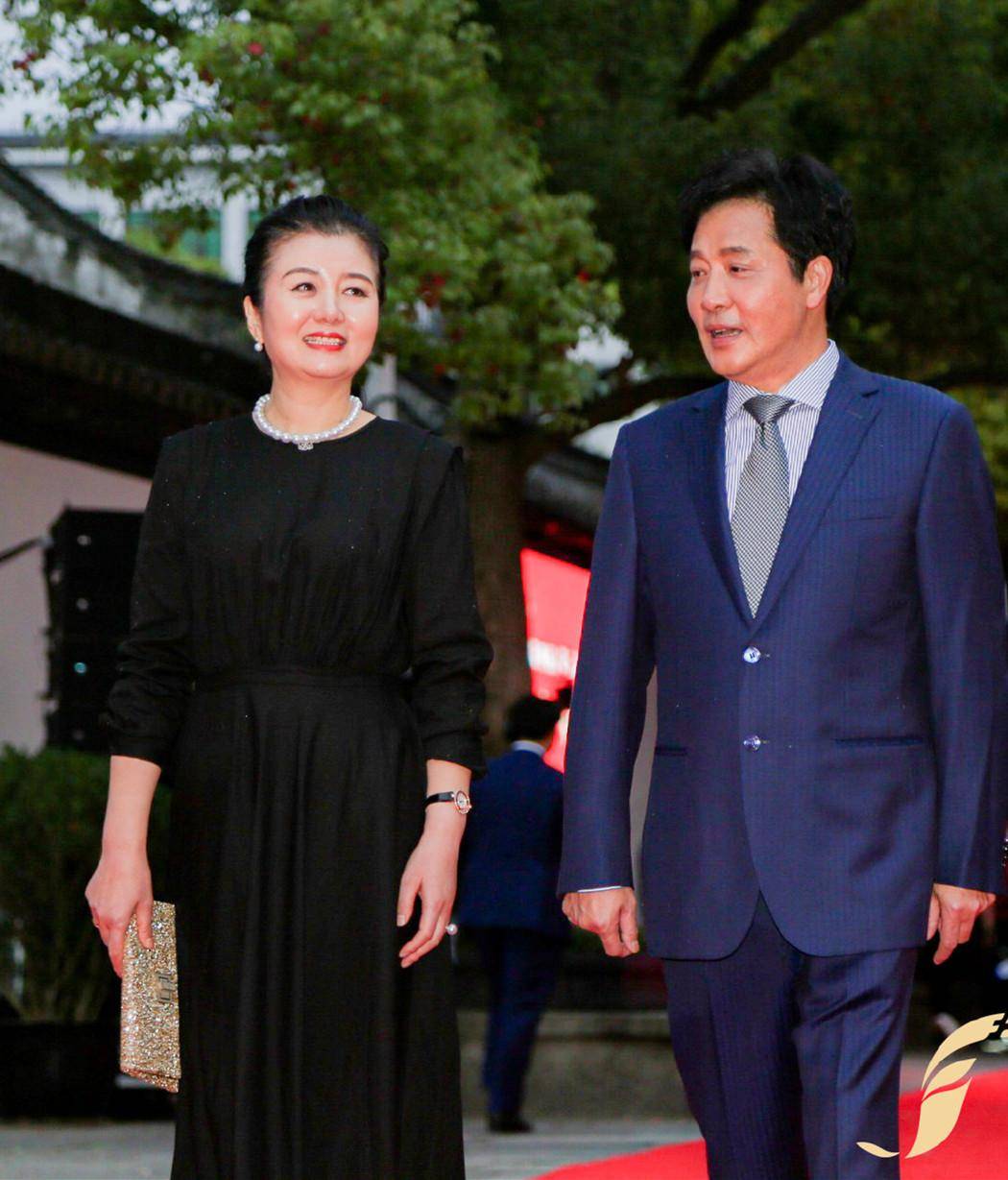 穿旗袍配盘发风华绝代,虽显老却有气质_款式_优点_郑卫莉