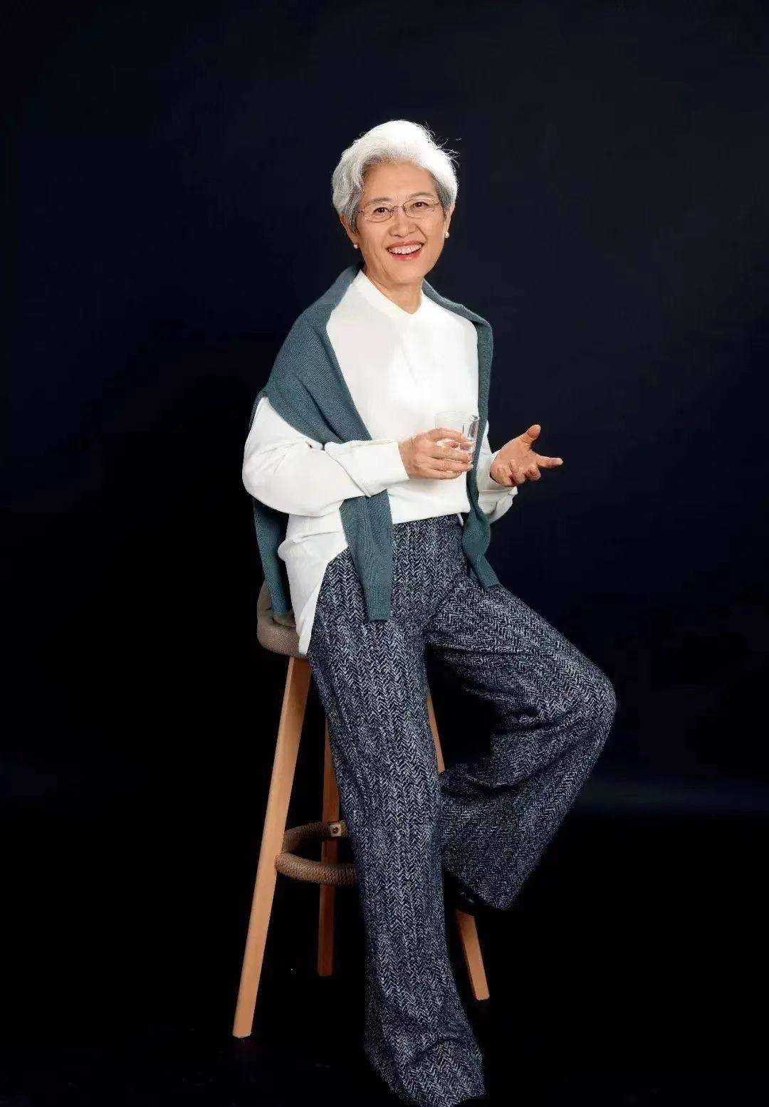 被称为"最美外交官",69岁一头白发风姿优雅,穿衣打扮得体气质_傅莹