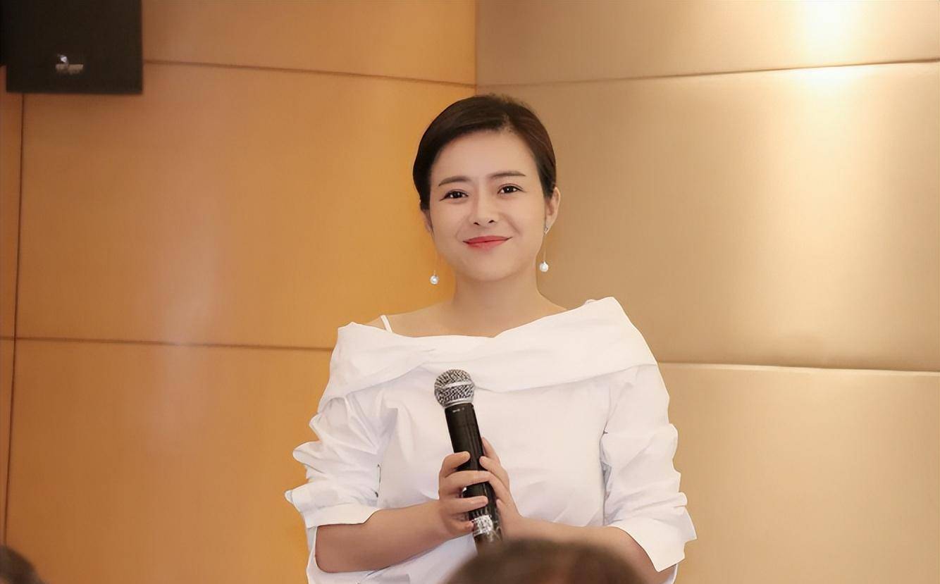 主持人陈辰:很幸运遇到现在的丈夫,还能在41岁时为他生下孩子_行业