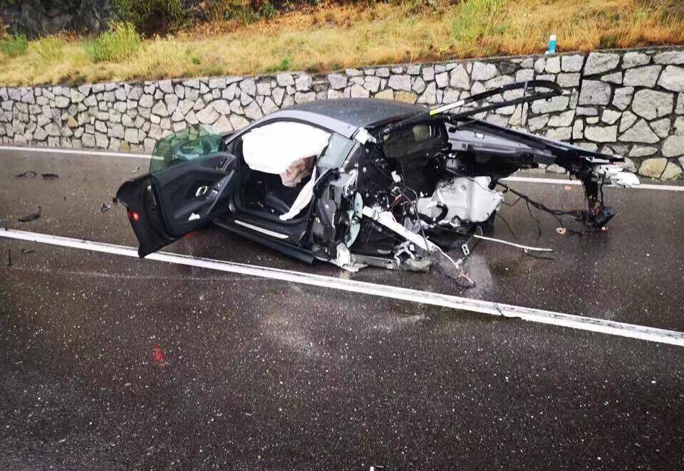 出事了,"奥迪r8"高速公路直接腰斩,惨状不忍直视!_搜狐汽车_搜狐网