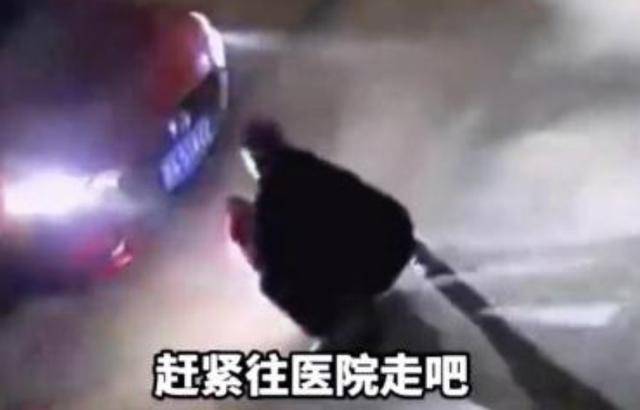 女子忘关车门4岁娃跑下车遭碾压 十大儿童交通安全隐患一定讲给孩子听（小女孩惨遭车祸）