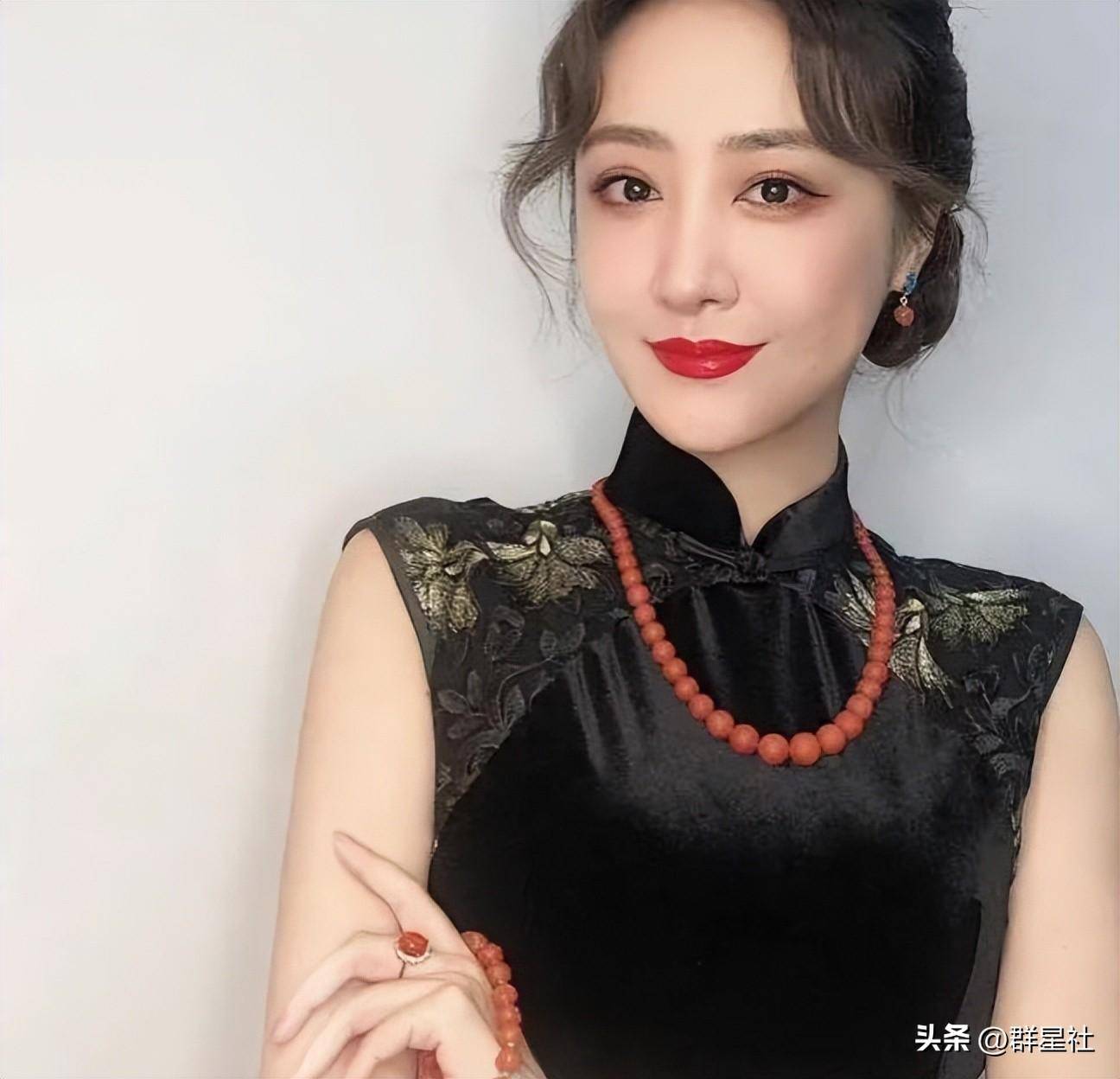 女子主持人左岩:离开浙江卫视后,低调结婚生子,如今成带货主播_珠宝