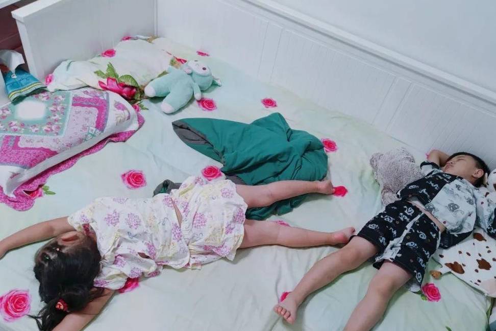 梦境交织，孩子在床上安眠与门外嬉戏的奥秘