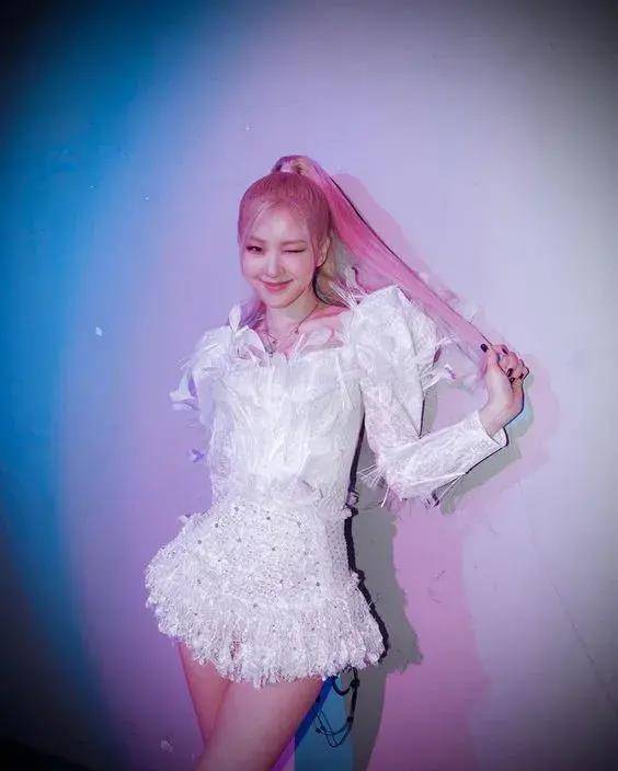 blackpink成员穿白色连衣裙的迷人瞬间_jisoo_身材_时尚