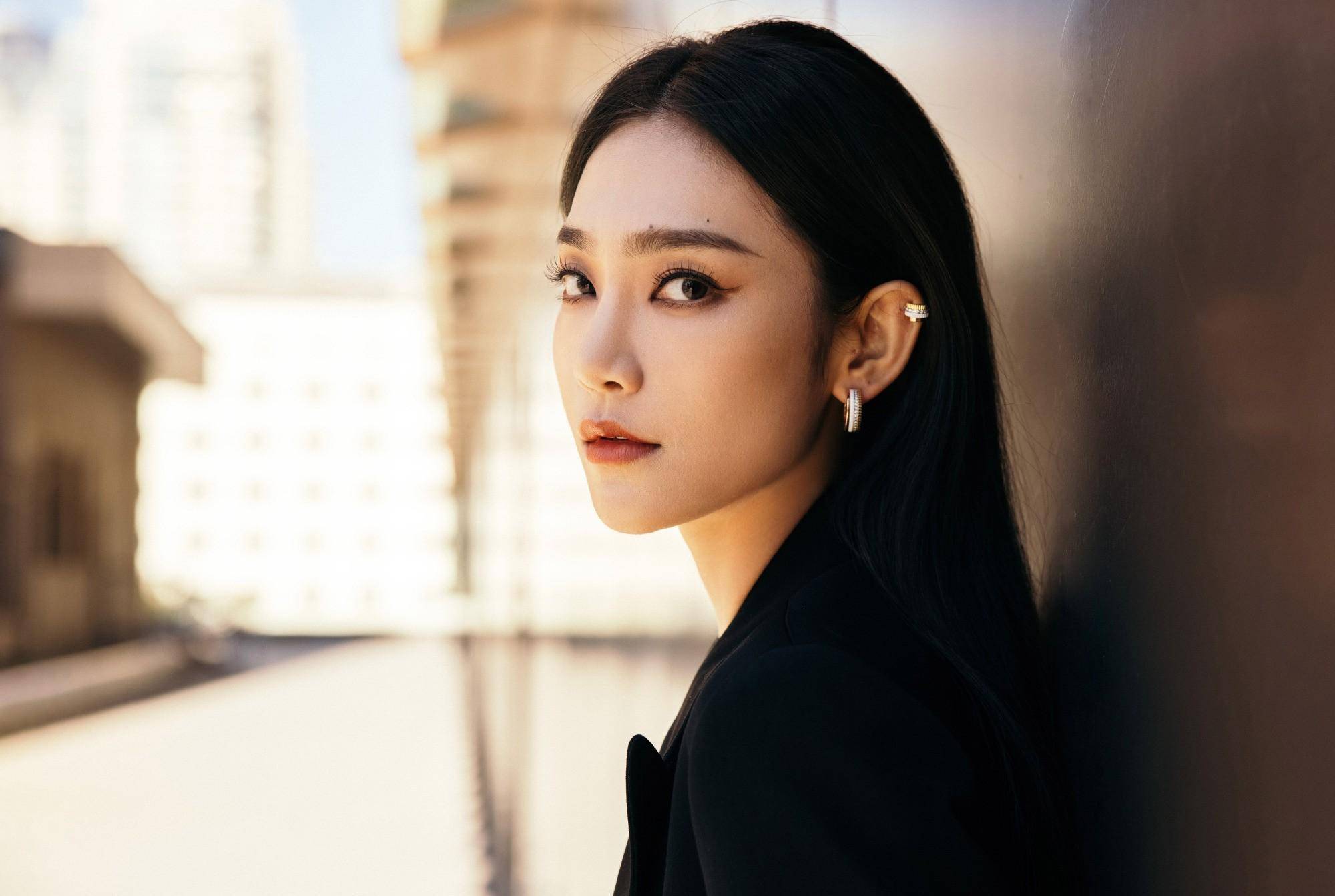 曾可妮出演的第一部电视剧是《惹不起的殿下大人》,在剧中她饰演女二