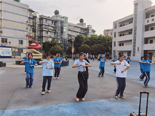 godson街舞社是唯一一支代表龙泉驿区街舞啦啦操初中组参加此次大赛的