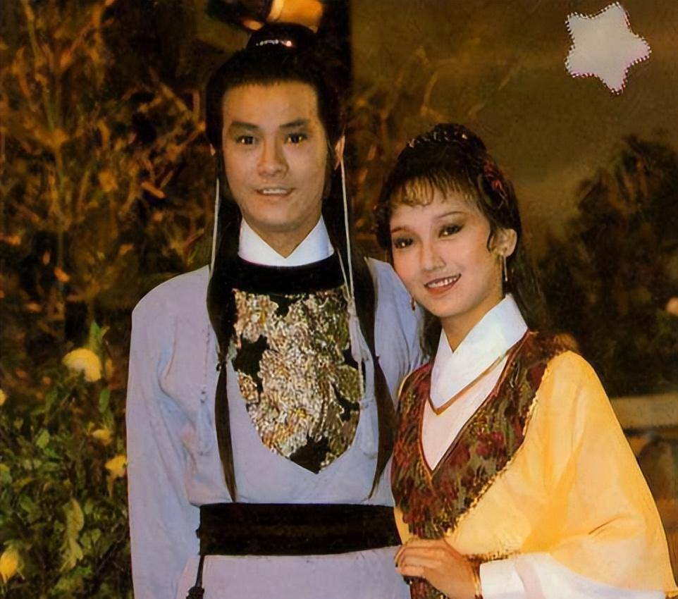 《楚留香传奇》郑少秋与赵雅芝合影更因为这部戏是台电视台为了庆祝三