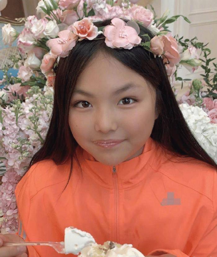 李湘带王诗龄逛街被抓拍,王诗龄11岁身高优越,但身材令人堪忧_方面