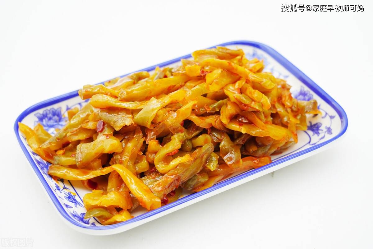 比如经常吃高盐食物，榨菜、酸菜、腌制菜等。 比如甜食，蛋糕、奶酪、甜品、饮料等