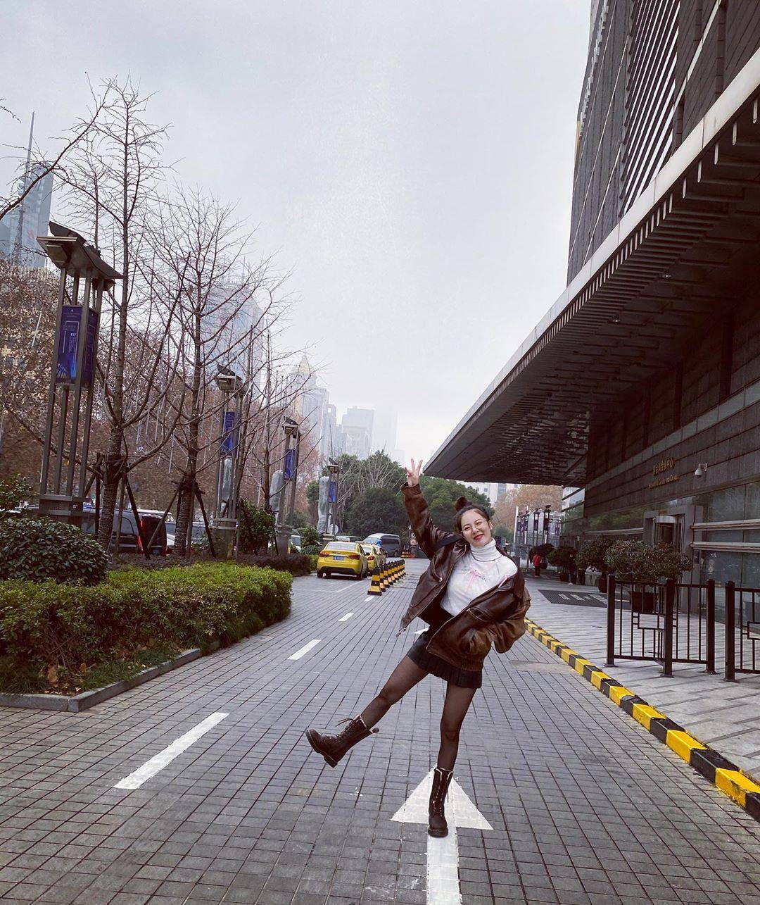 金泫雅太敢穿了!春季穿皮衣配超短裙真显活力,一双时尚袜不嫌冷?