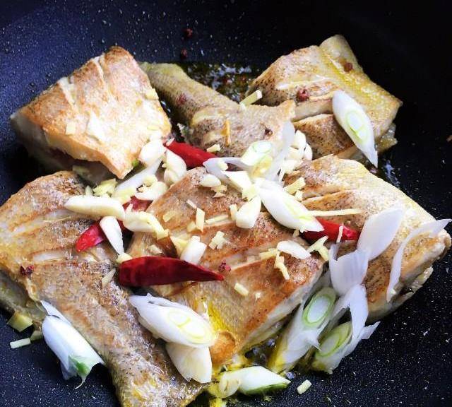 红烧白斑狗鱼,鱼肉鲜美,汤汁浓郁_花椒_豆瓣酱_马克西姆