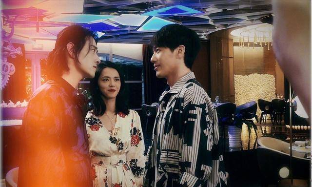 著名娱乐评论家吴庆功指出:郑云龙不一样,她"穿鞋",郑云龙正在和姚晨