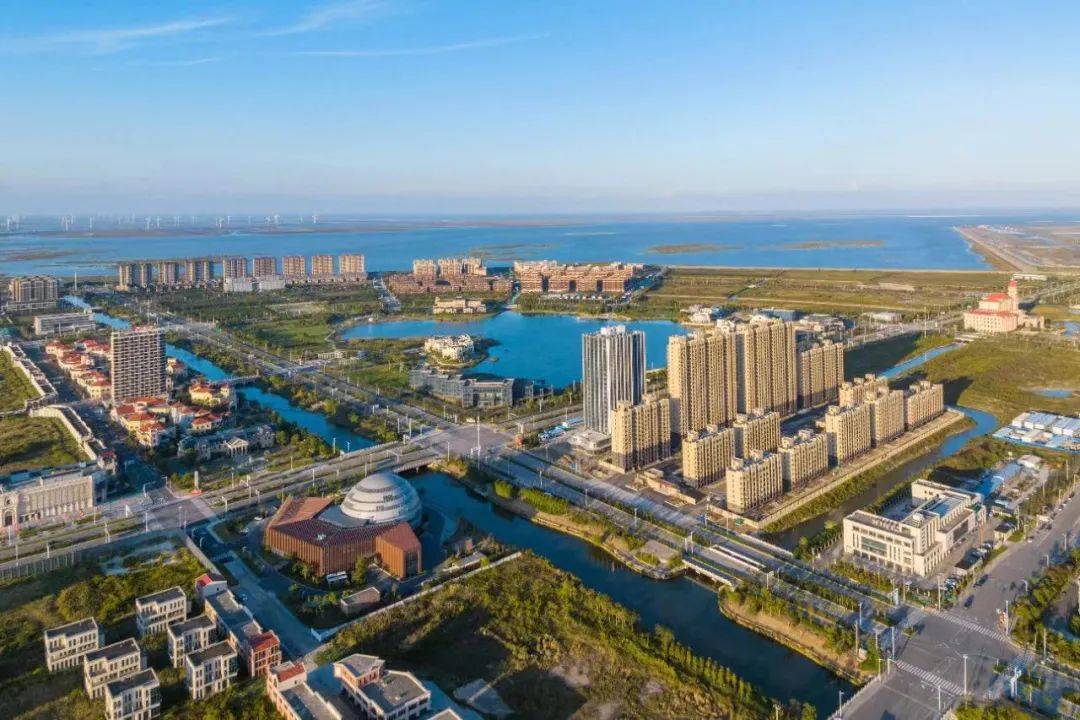 随着长三角一体化国家战略纵深推进,通州湾新出海口,南通新机场及多条