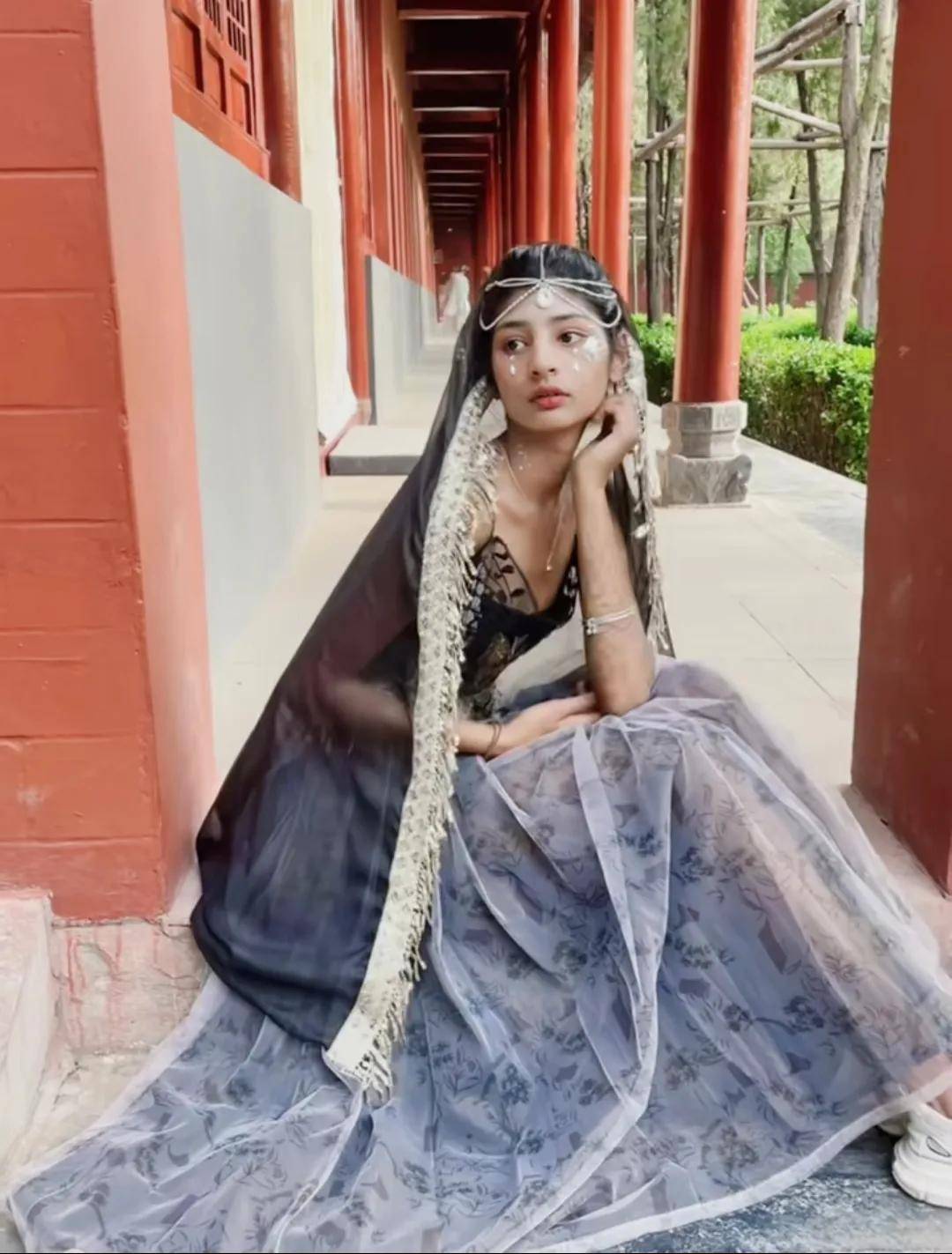 中巴混血小黑妮被一对河南农村夫妇收养,长大后懂得感