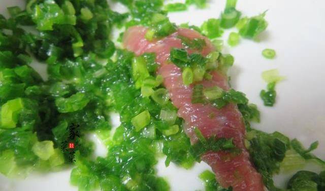 1,新鲜猪肉洗净后切成长条状挤出水分,加入1小勺花生油,再加入少量