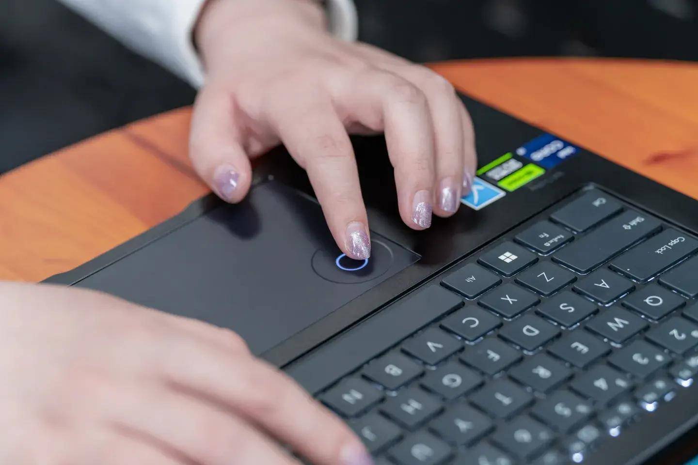 顶级 OLED 屏幕 + 虚拟旋钮的高能轻薄创作本:华硕灵耀 Pro 14 测评