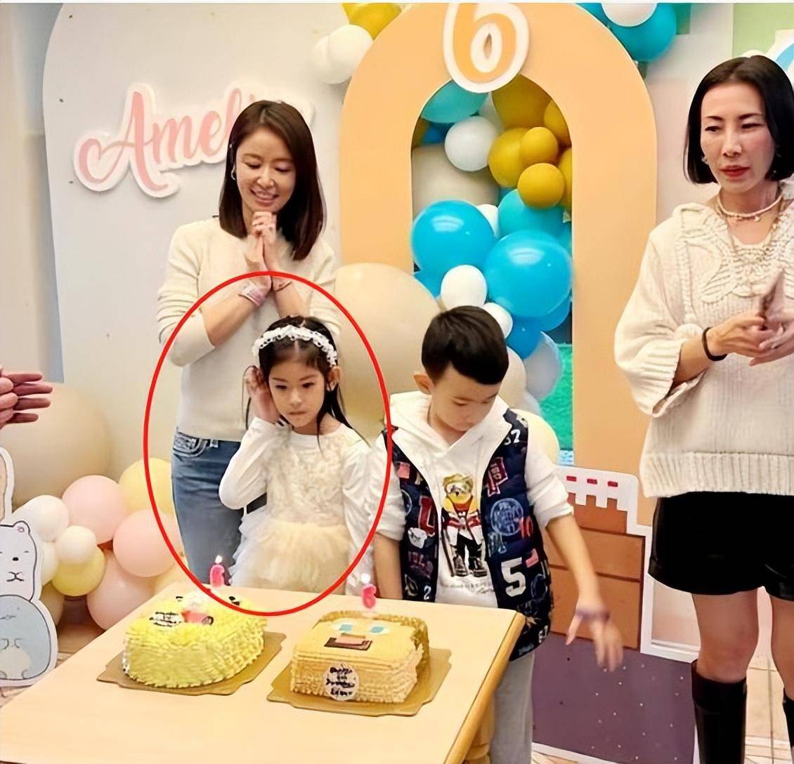 47岁林心如疑怀二胎!素颜挺大肚打球,高龄产子被嘲生育机器.