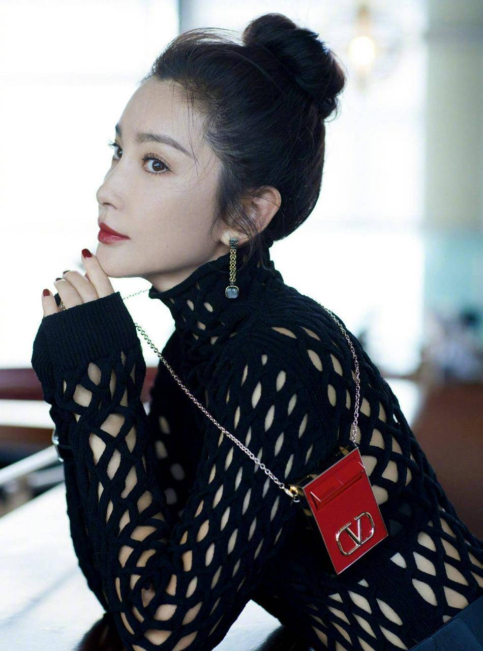 李冰冰大片曝光,穿镂空毛衣,高扎丸子头气质十足!_中国_品牌_国际