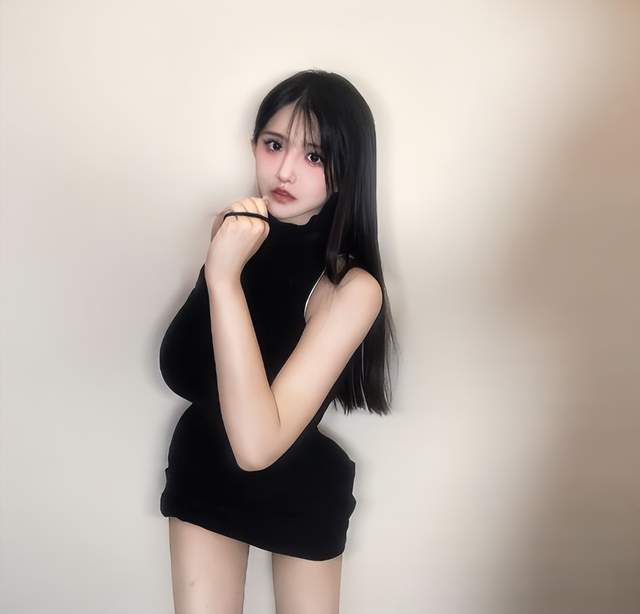 可以说是牌面拉满,主持人邀请到张大仙,举牌女郎有球王之称的古阿扎