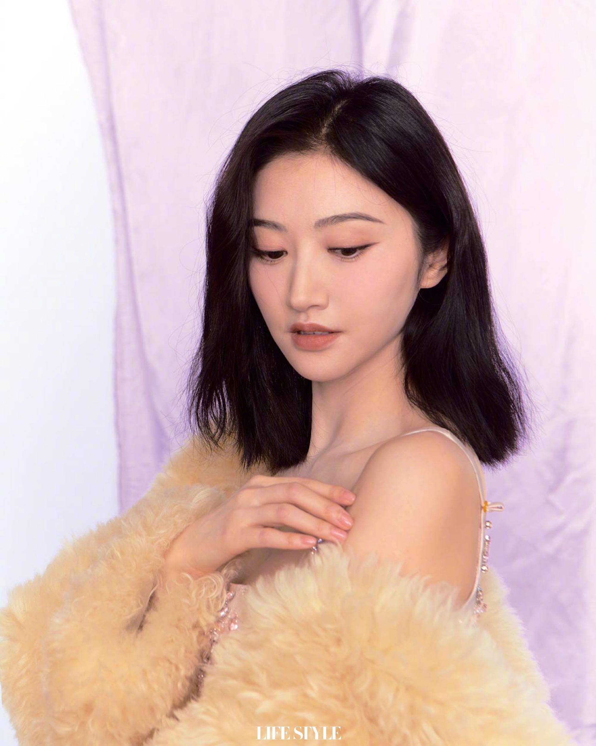 景甜最新杂志封面,吊带裙配皮草时尚大气,体面对待人生_白色_丝绸