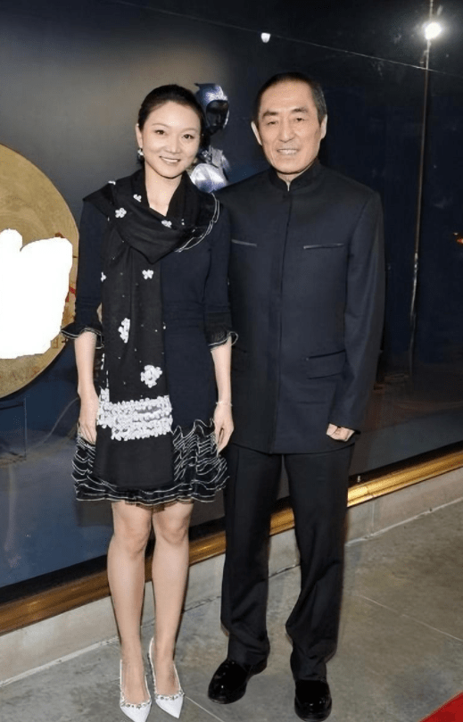 陈婷晒18岁旧照引热议!穿搭朴素却有种淳朴的野生美_造型_黑色_气质