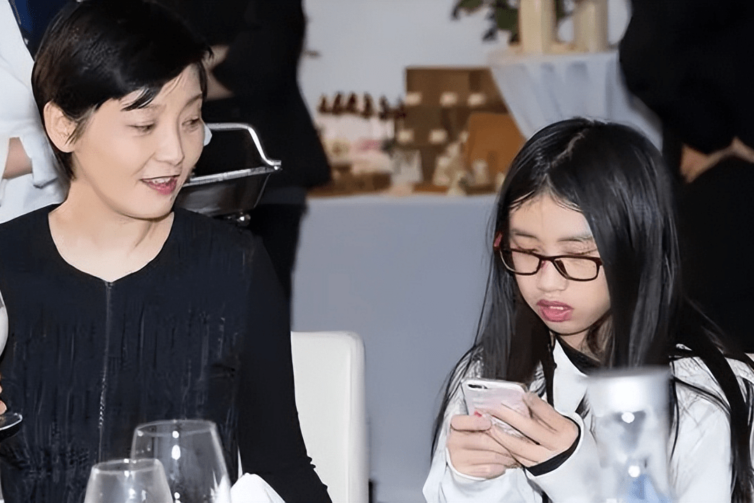 妻子徐帆收养的女儿,竟是冯小刚的"私生女",网友:贵圈真乱_冯思羽