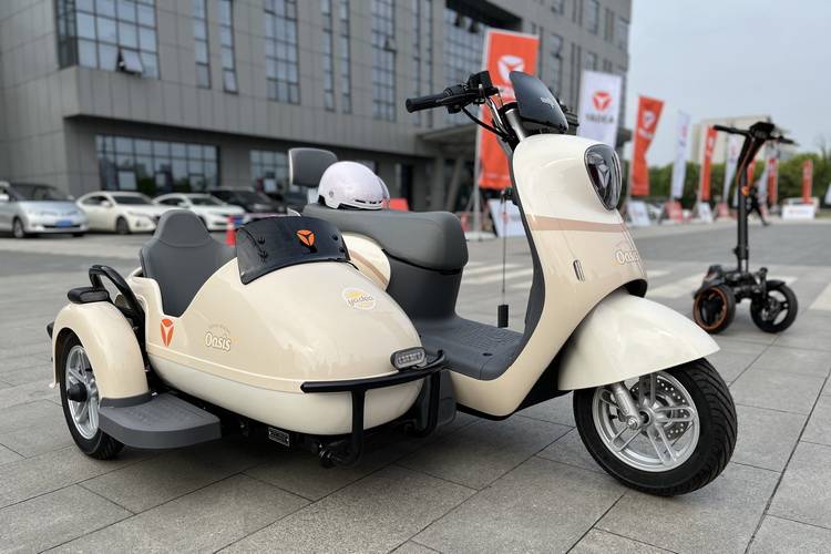 戴上头盔 一起体验雅迪2023年新款电车_搜狐汽车_搜狐网