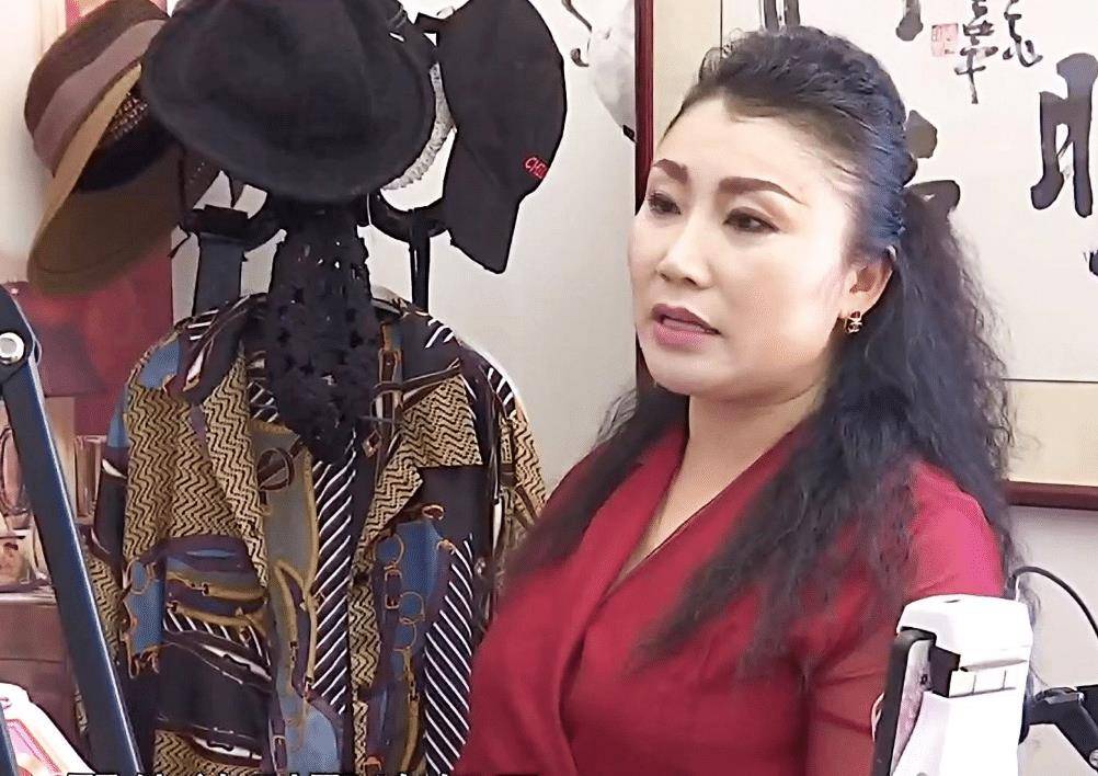 她有一个弟弟,从小身体比较不好,父母都比较宠弟弟,刘梅事事考虑弟弟