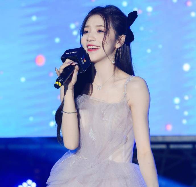 刘思瑶晒出"马甲线"自拍,真实身材却暴露无遗,网友:这条水桶带厉害了!