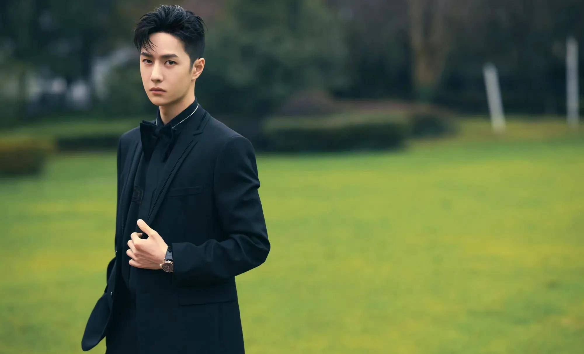 王一博西装穿搭合集_太阳_舞台_白色