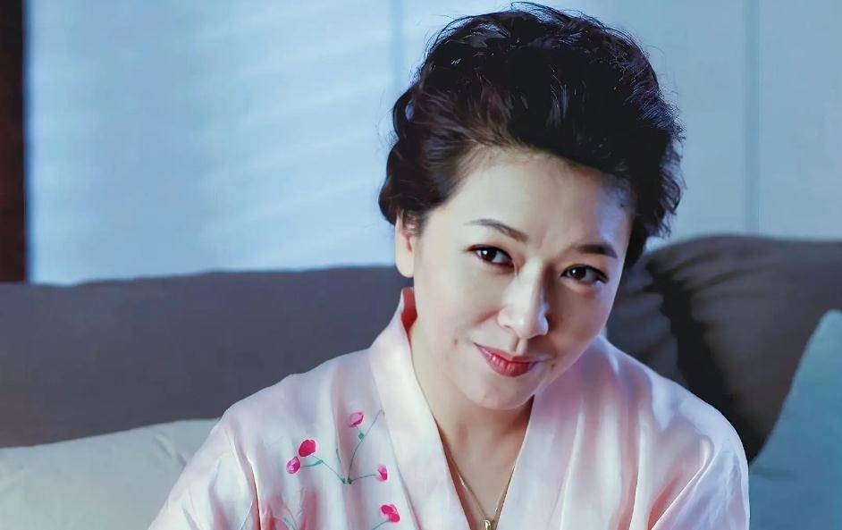 田小洁拍戏休息空隙,还会带着妻子和女儿一起去爬山,健身,享受悠闲的