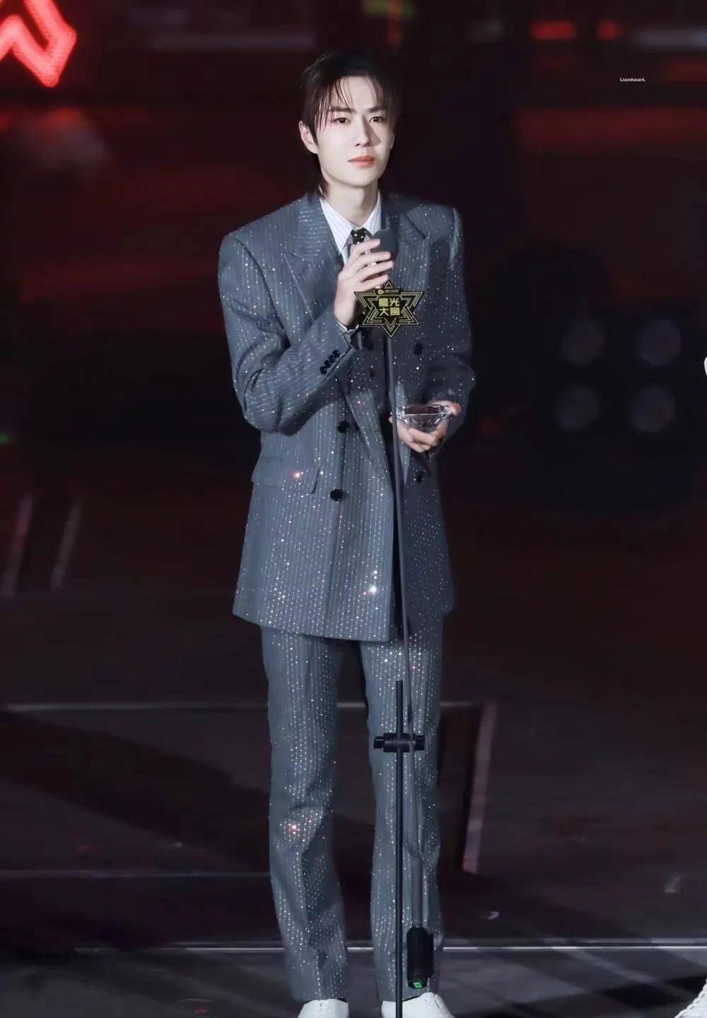 王一博西装穿搭合集_太阳_舞台_白色