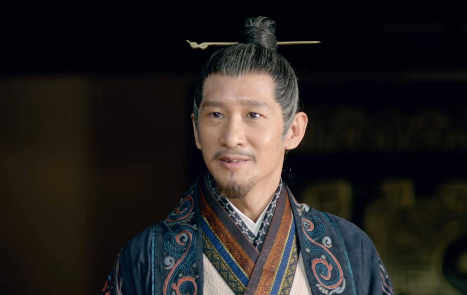 走投无路的齐王一饮而尽;梁帝用剑梅长苏,命令高章用毒酒梅长苏苏士达