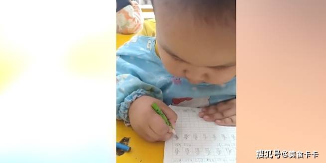 三岁半的宝宝，已经开始学习写字了，一笔一划好认真