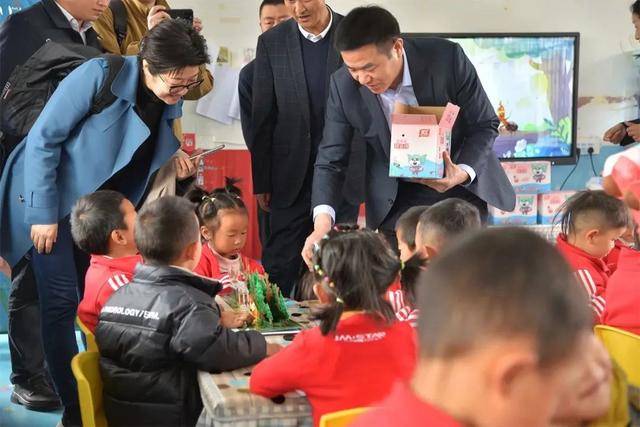 陈红与周霄,赵先德一行走进威宁县乡村,地处高原的两所幼儿园.