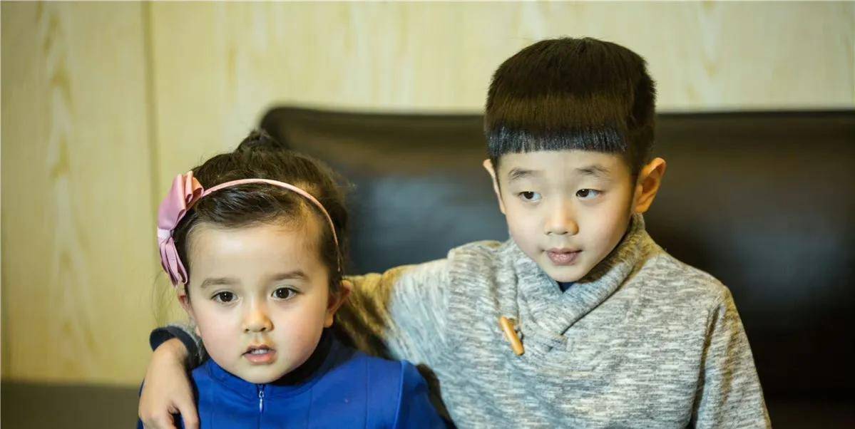 杨威女儿背满江红,身高吸引网友热议:看来一个像爸一个像妈_孩子_妹妹