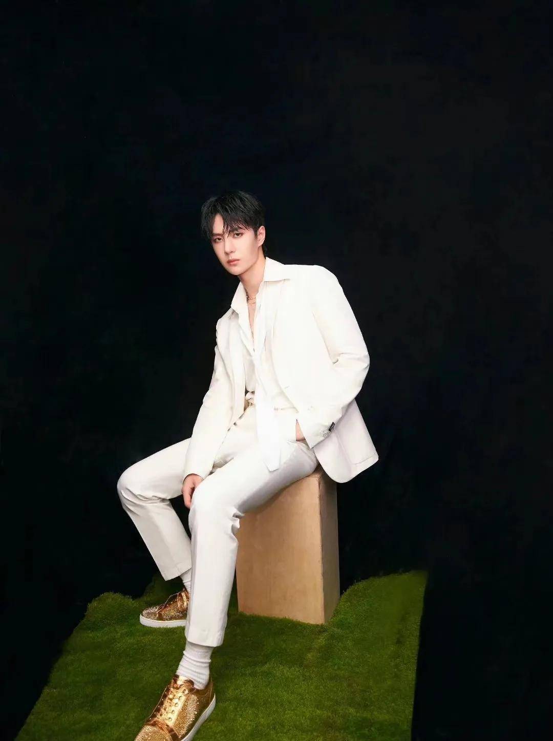 王一博西装穿搭合集_太阳_舞台_白色