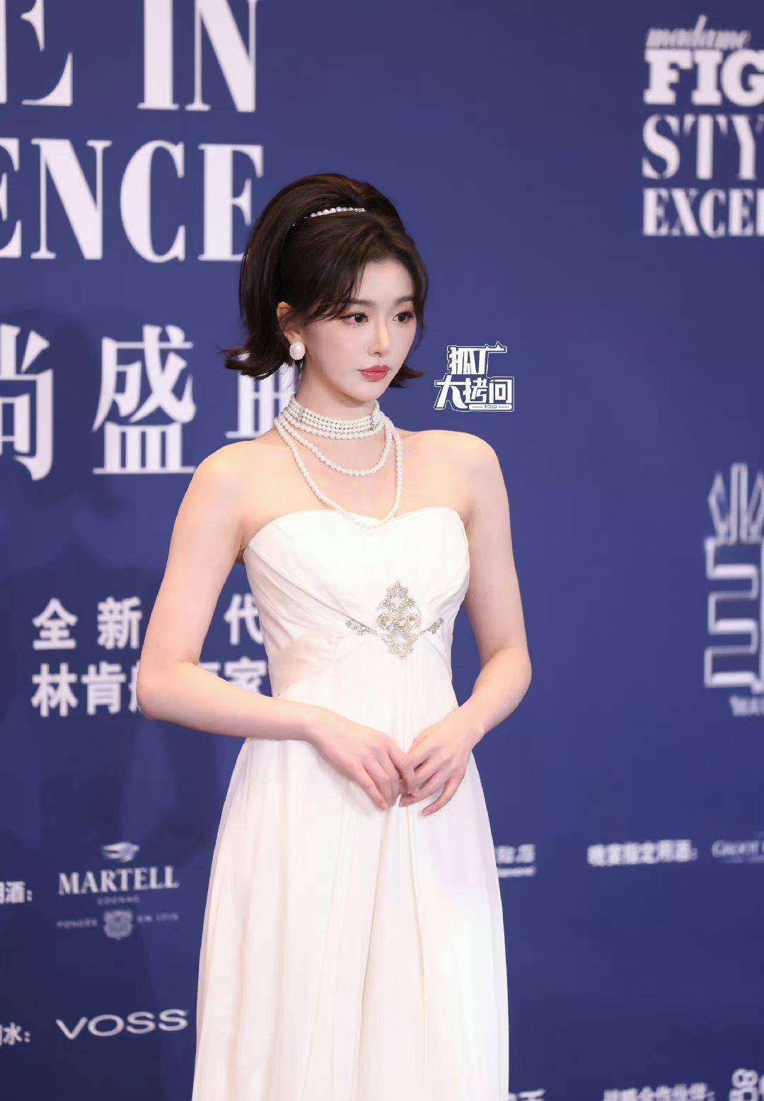 孔雪儿一袭抹胸白色长裙出席,,精致妆容