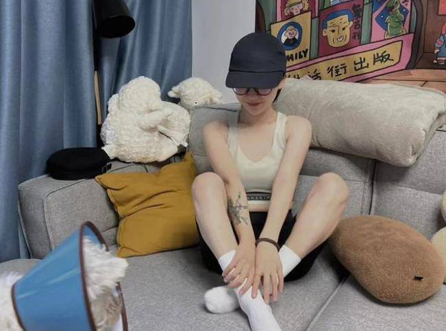 她笑起来还有些像女星毛晓彤,漂亮又有气质,一点不像7岁孩子的妈.