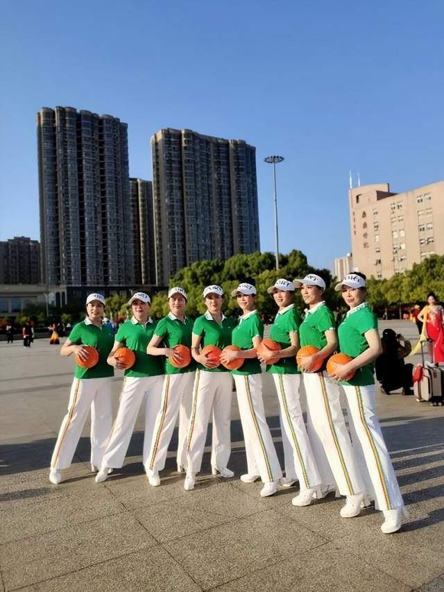 潇洒大方,整齐划一,无论是队形变换,还是转身亮相,都展示了体育模特