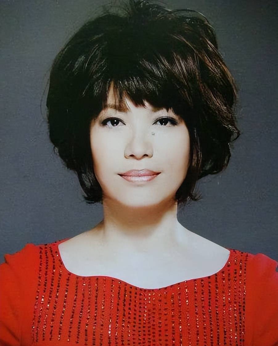 中学毕业后,叶凡就报名参军,成为了文工团的一位歌唱演员这句话说的不