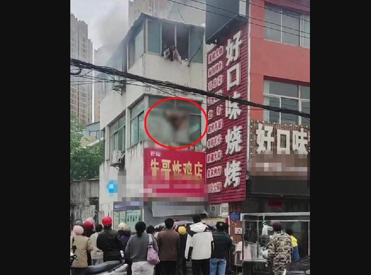 女子遇火灾将2娃扔下楼获救自己身亡，英勇母爱感动万千人心（女孩火灾坠楼事件最新）