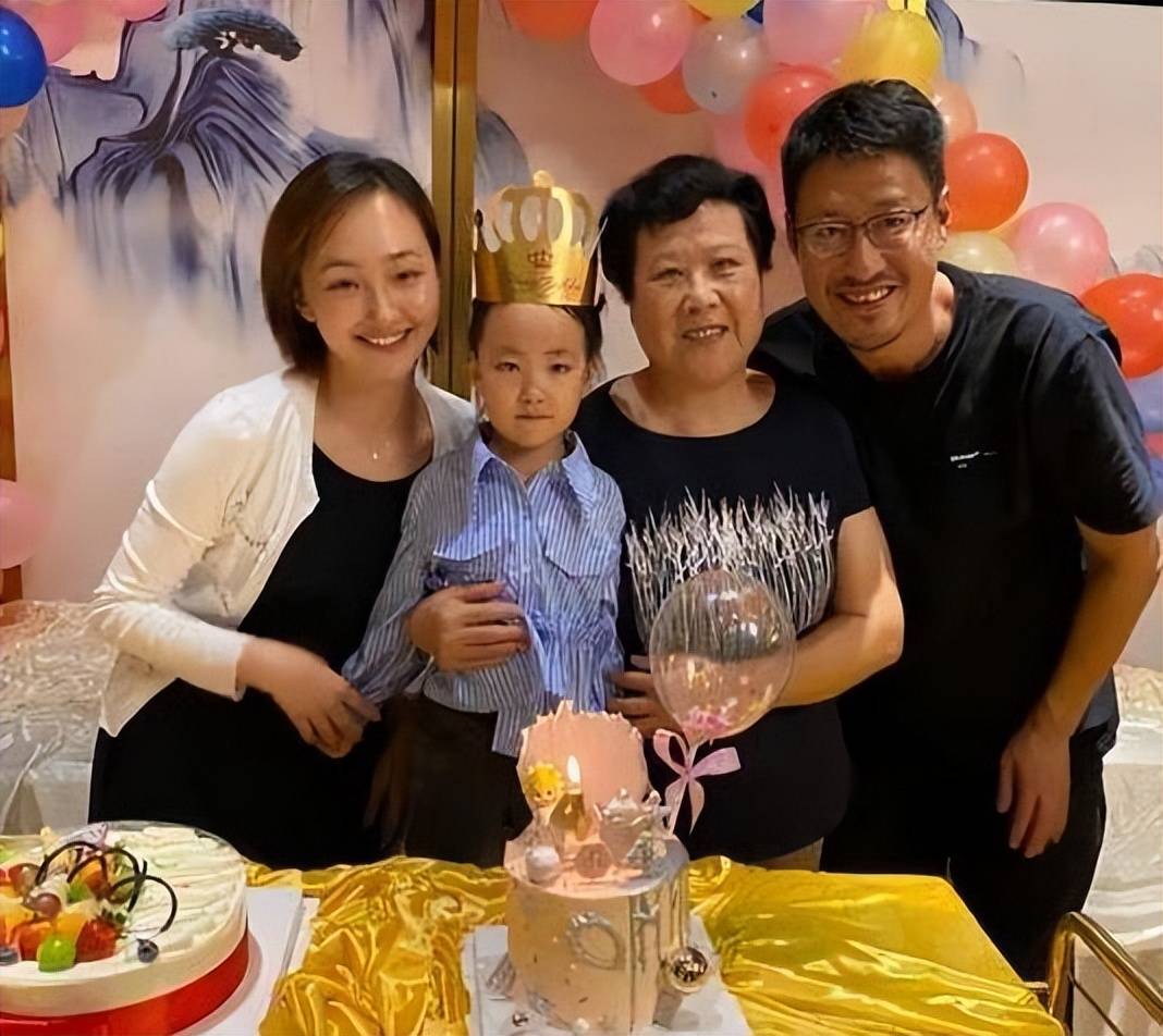 于震:娶小13岁辛月,婚后连生三胎,如今一家五口其乐融融_生活_小角色