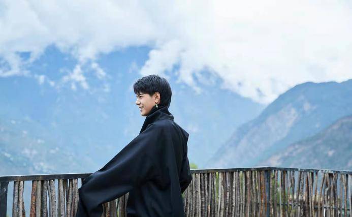 "甜野男孩"丁真,走红后拒绝娱乐公司千万签约费,如今咋样了_胡波_网友