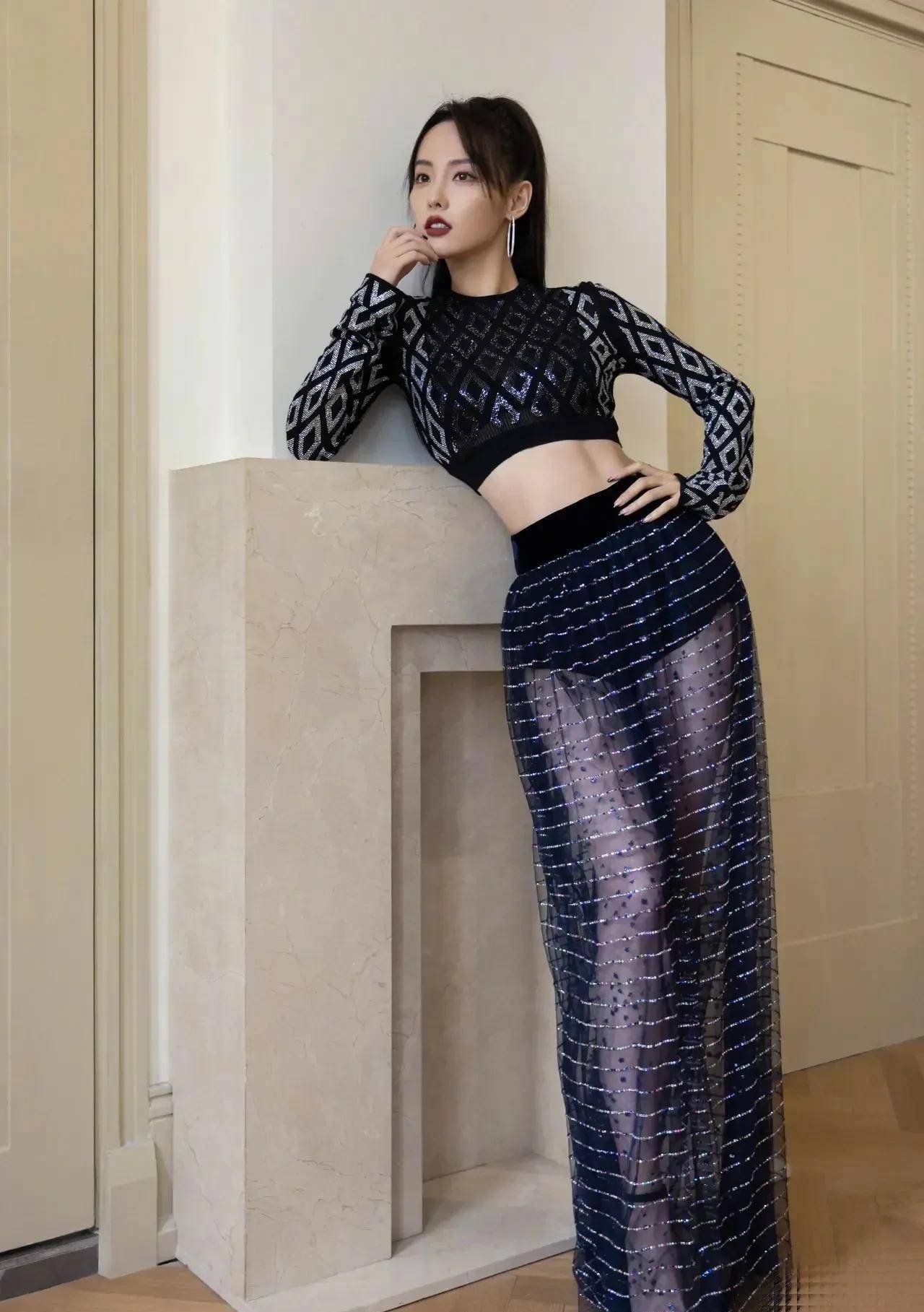 张嘉倪出席活动穿着艳丽_气质_作品_胸部